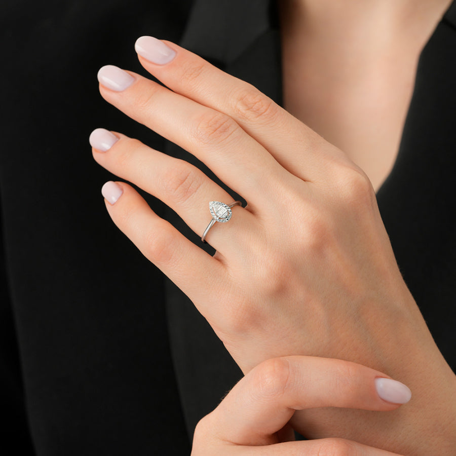 0,05 Carat Diamond-Effect Pear Baguette Ring