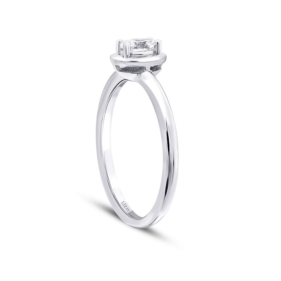 0,26 Carat Diamond Oval Solitaire Engagement Ring