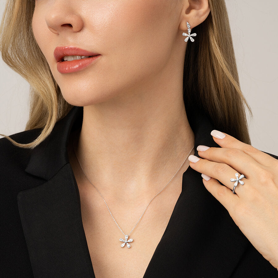 0,23 Carat Diamond Baguette Flower Necklace