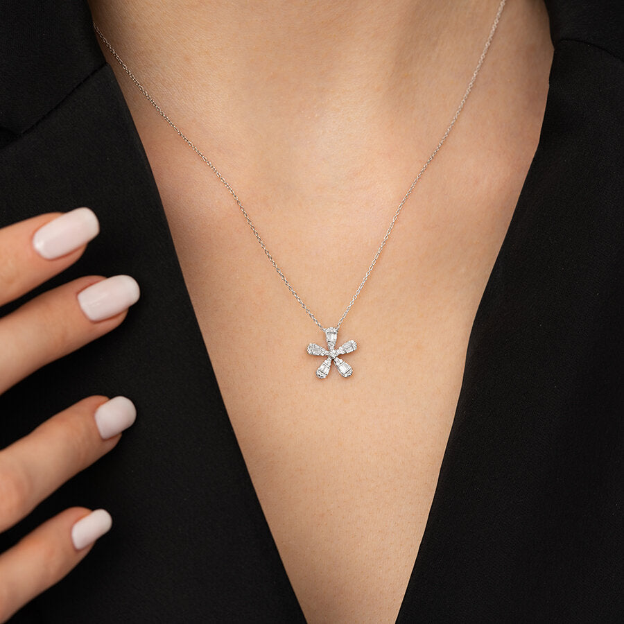 0,23 Carat Diamond Baguette Flower Necklace