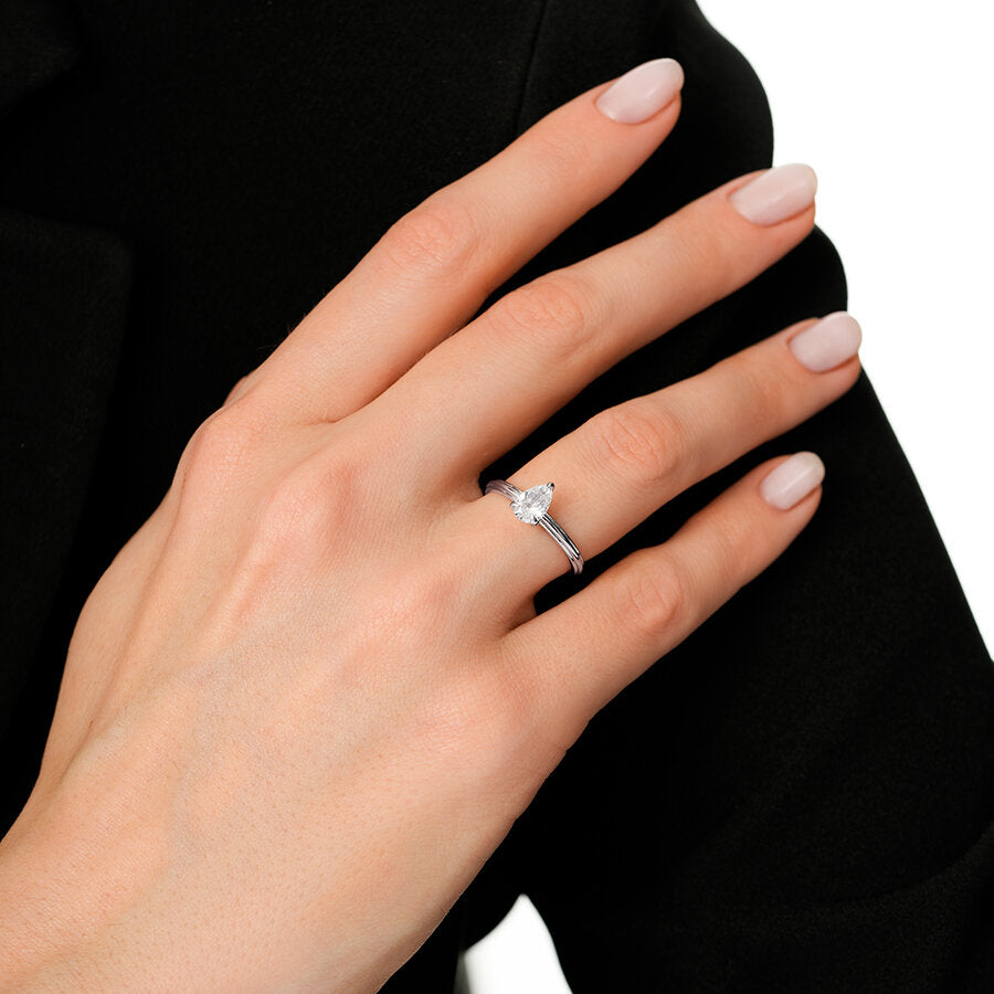 0,70 Carat Diamond Pear Solitaire Engagement Ring
