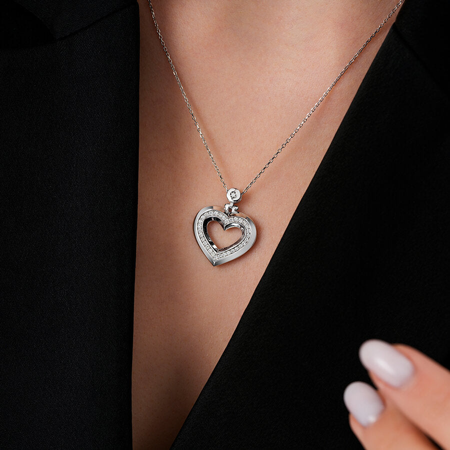 0,25 Carat Diamond Round Heart Trend Necklace