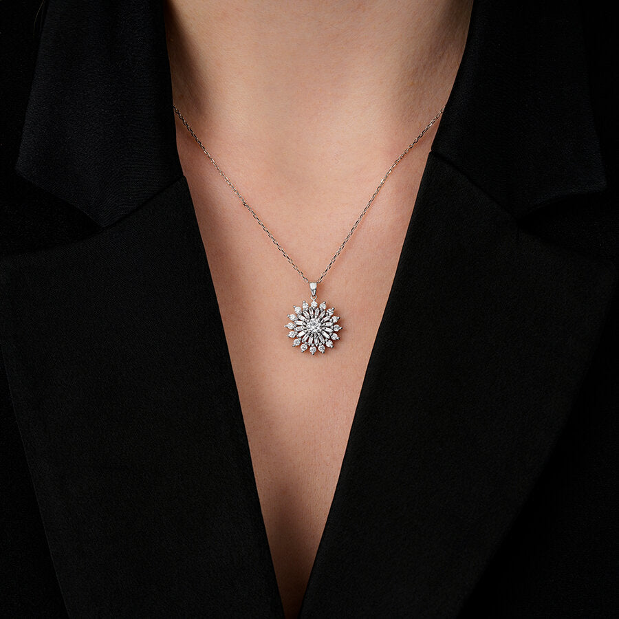 0,97 Carat Diamond Baguette Sun Necklace