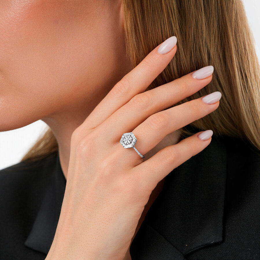 0,43 Carat Diamond Baguette Flower Ring