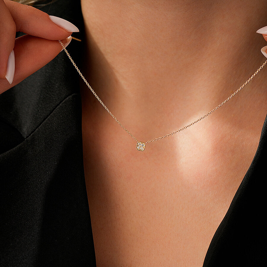 0,05 Carat Diamond Round Stone Square Necklace