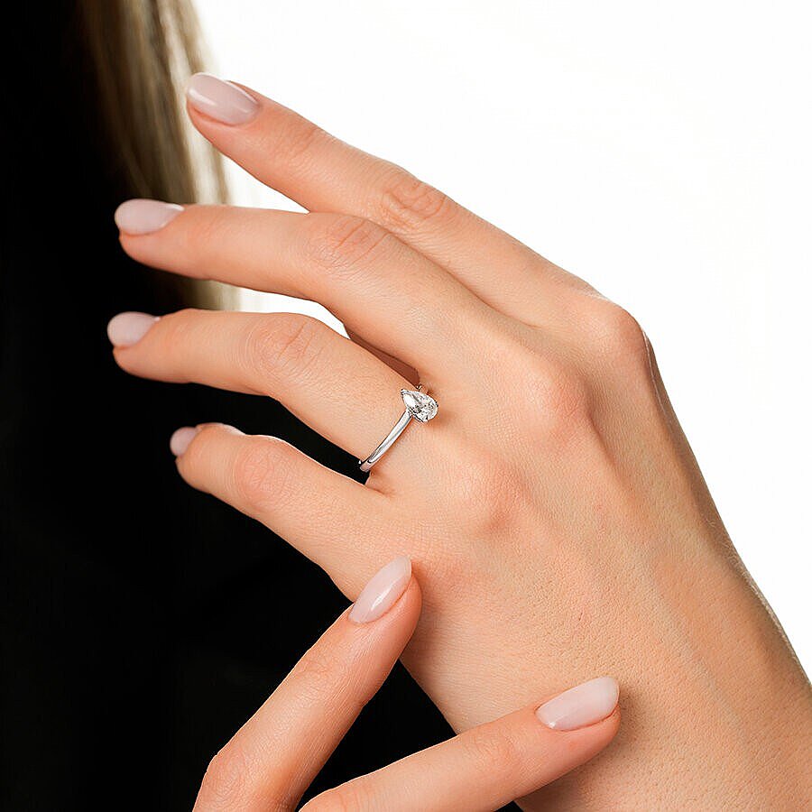 0,10 Carat Diamond Pear Solitaire Engagement Ring