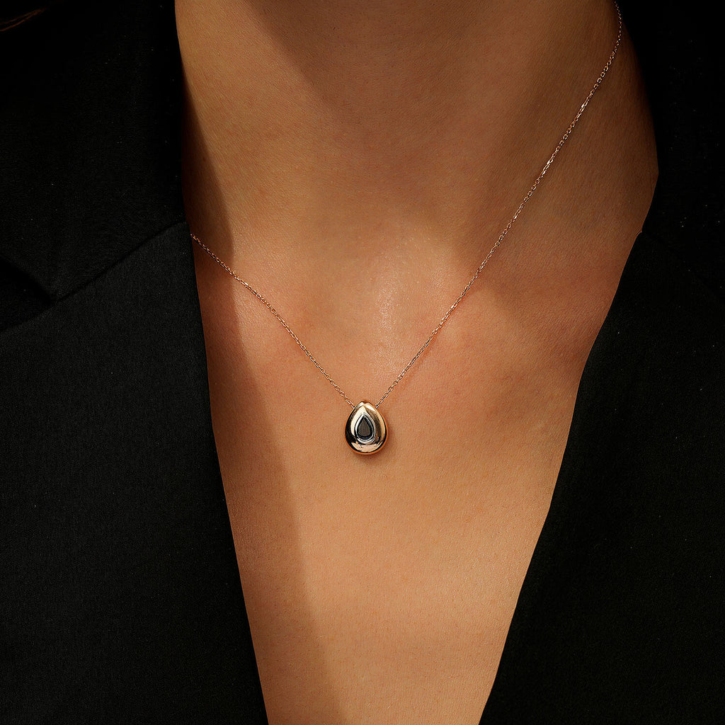 0,34 Carat Pear Sapphire Necklace