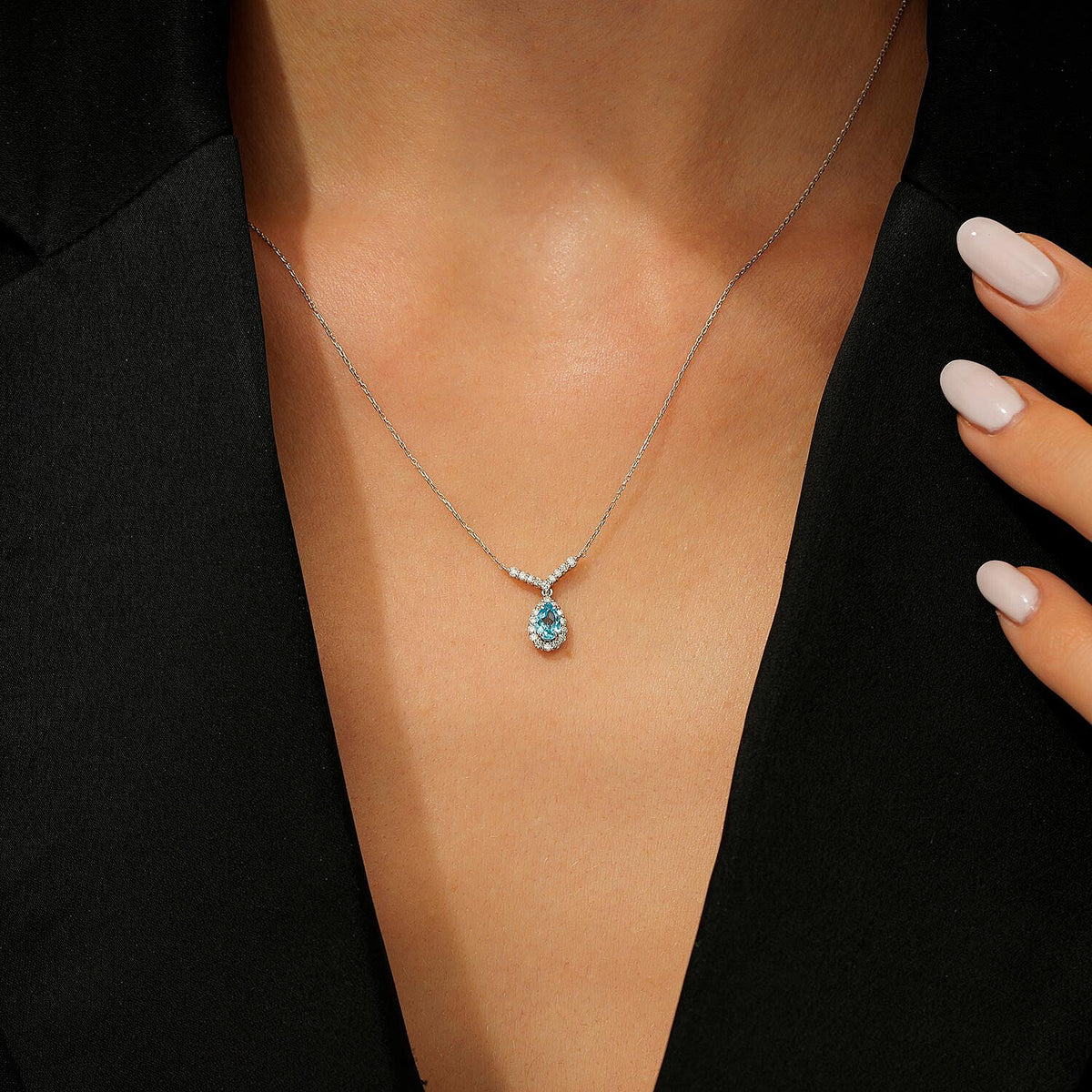 0,66 Carat Diamond Blue Topaz Necklace