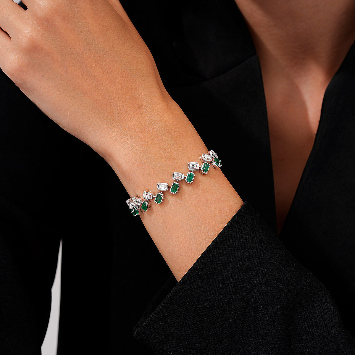 9,74 Carat Diamond Emerald Bracelet