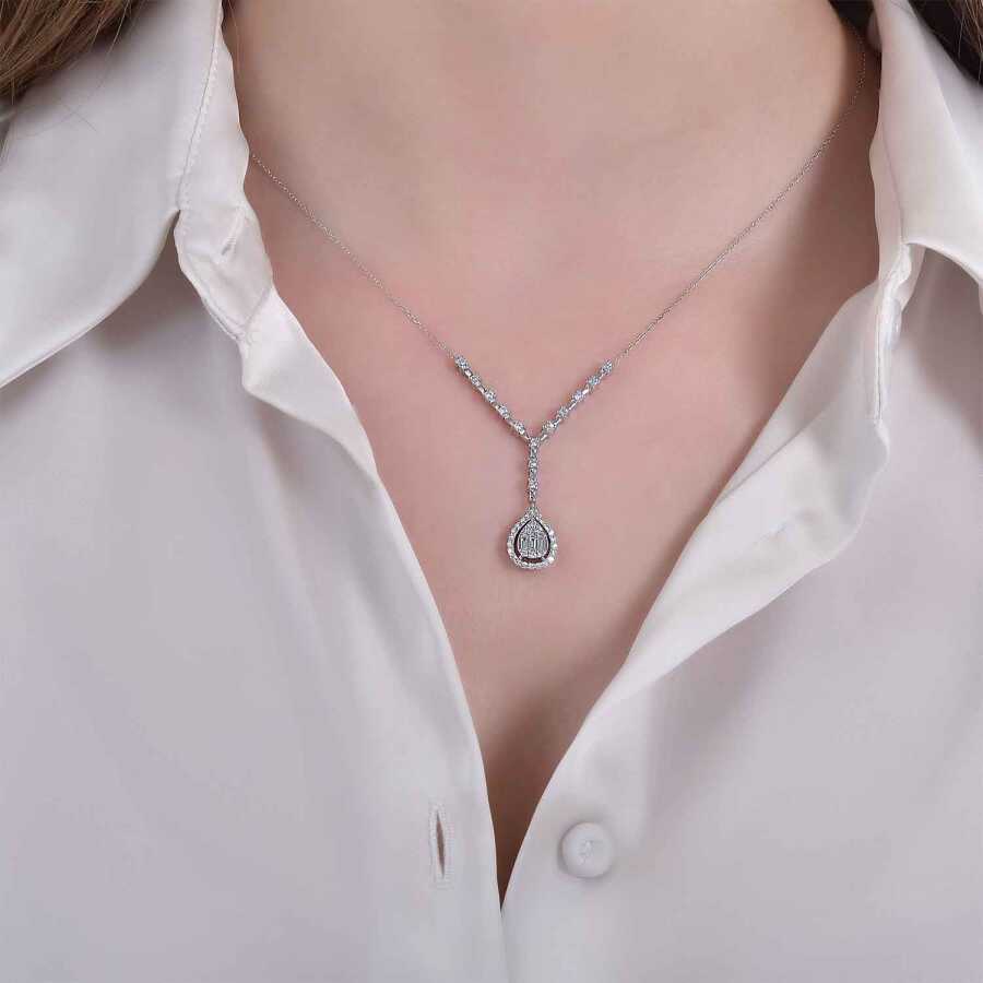 0,50 Carat Diamond Baguette Pear Necklace