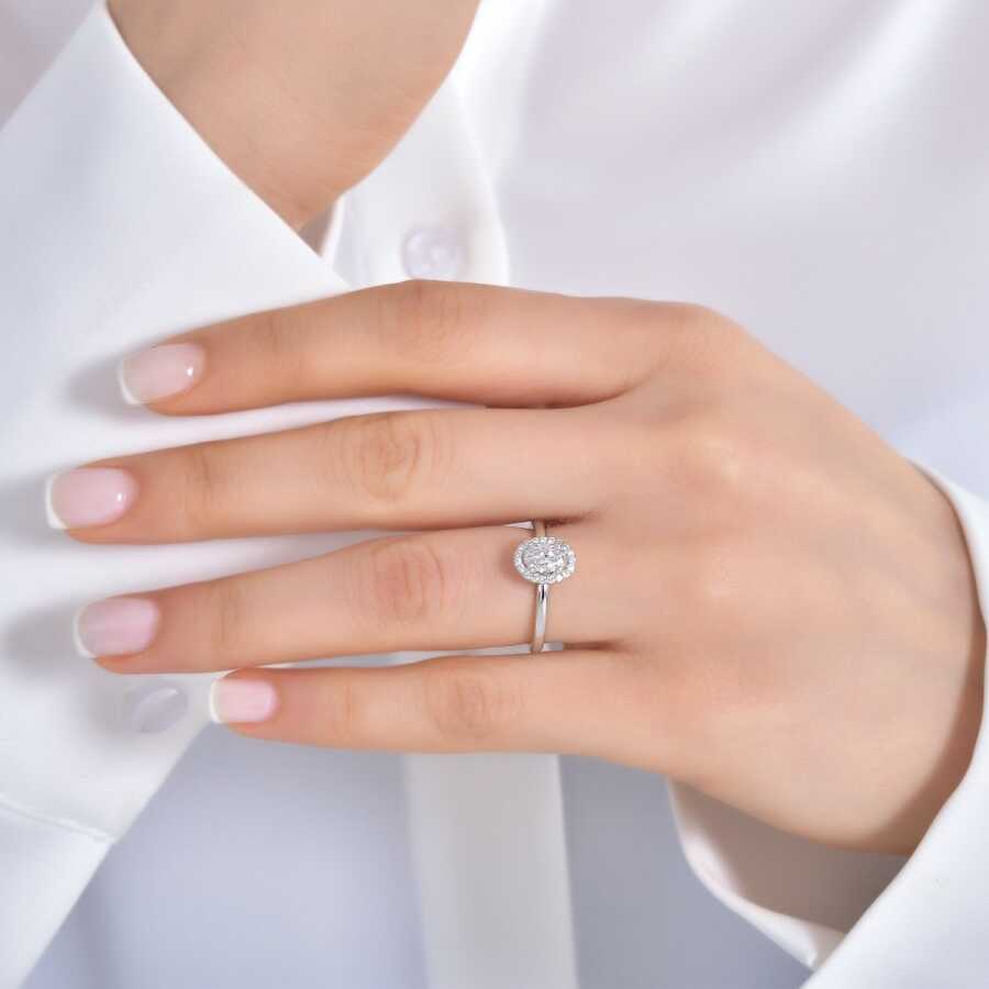 0,40 Carat Diamond Oval Solitaire Engagement Ring
