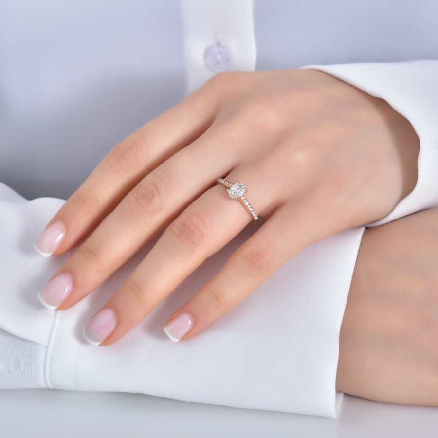 0,52 Carat Diamond Oval Solitaire Engagement Ring